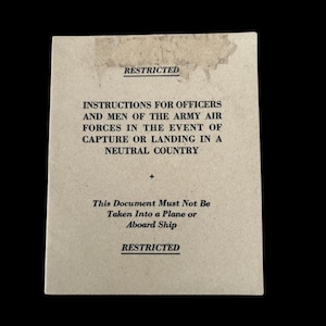 Peut inclure: Un document vieilli avec le mot "RESTRICTED" en haut et en bas. Il contient des instructions pour les officiers et les hommes des forces aériennes de l'armée en cas de capture ou d'atterrissage dans un pays neutre. Le texte "This Document Must Not Be Taken Into a Plane or Aboard Ship" est également présent.