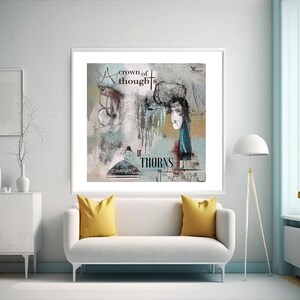 Op de afbeelding: Een ingelijste abstracte kunstprint met een collage van afbeeldingen en tekst. De tekst luidt "A crown of thoughts of thorns". De print is in een wit frame en hangt aan een witte muur.