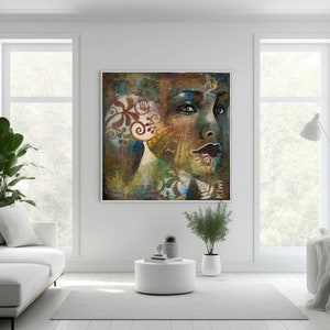 Può includere: Un dipinto astratto colorato di un viso di donna con motivi floreali e geometrici. Il dipinto ha una superficie testurizzata e include le parole "Love" e "Bloom".