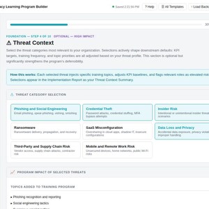 K&ouml;nnte beinhalten: Eine digitale Benutzeroberfl&auml;che f&uuml;r einen Cybersecurity & Privacy Learning Program Builder, die den Schritt Threat Context zeigt. Der Bildschirm enth&auml;lt eine Fortschrittsanzeige, eine Liste von Bedrohungskategorien wie Phishing, Identit&auml;tsdiebstahl und Ransomware.