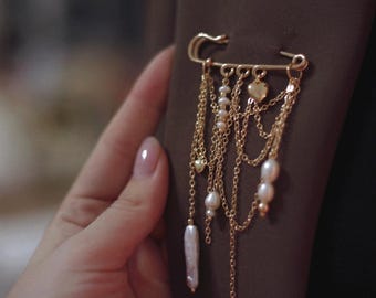 Gold Chain Brooch with Pearls – Layered Statement Safety Pin for Jackets and Coats – Elegant Edgy Lapel Pin for Weddings & Events