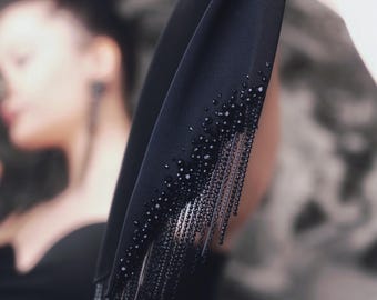 Corbata gótica de cuentas negras para sesiones fotográficas editoriales: accesorio de alta costura para novias.