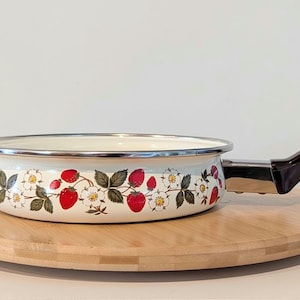 1980s 1970s Vintage Strawberries &#39;N Cream Medium Enamel Saucepan, Sheffield, Vintage Kitchen/Camping/Strawberry and Daisy Print/Red