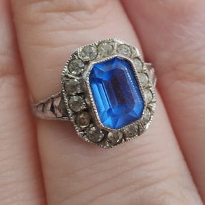 Vintage Art Deco Halo Ring mit Blauer Paste eingefasst in 9 Karat Gold und Sterling Silber