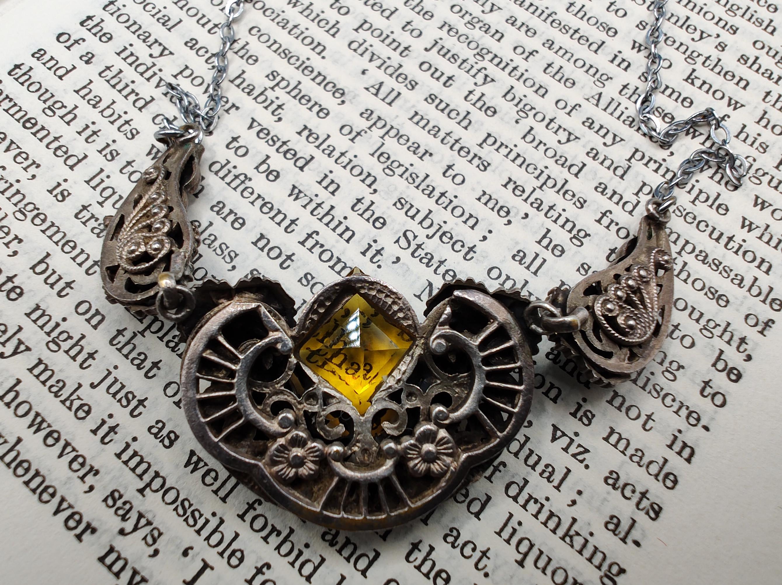 Bijoux chaine maille fleurie en acier doré grossiste