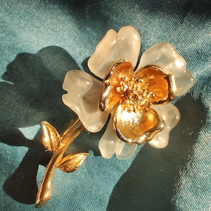 Vintage Mandle Blumenbrosche in Gold-Ton mit gefrosteten Blütenblättern