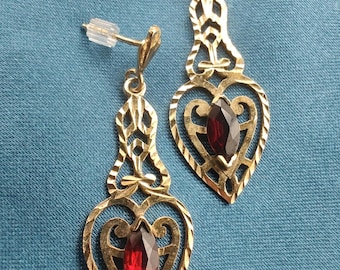 Pendientes vintage de plata bañada en oro con filigrana de granate y corazón
