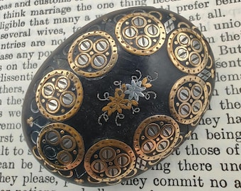Broche de piqué floral antiguo de metal mixto con forma ovalada y cúpula imperfecta