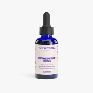 Puede incluir: Una botella de vidrio azul de gotas de azul de metileno con un cuentagotas negro. La etiqueta incluye el texto "olalanirituals." y "METHYLENE BLUE DROPS". La botella contiene 60 ml de l&iacute;quido.
