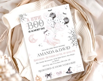 Può includere: Un invito per un baby shower a tema Halloween. L'invito presenta il testo "A Little Boo is Almost Due" con illustrazioni di fantasmi, palloncini e ragnatele. L'invito è in un cestino intrecciato.