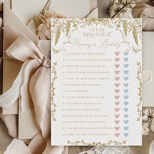 Puede incluir: Una tarjeta de juego de baby shower imprimible con un borde floral dorado y el texto "Adivina quién lo dijo: Mamá o Papá?" con una lista de 14 preguntas sobre el embarazo y temas relacionados con el bebé. Cada pregunta tiene un icono de corazón al lado para que los jugadores marquen sus conjeturas.