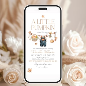 Può includere: Uno smartphone mostra un invito per un baby shower con il testo "A Little Pumpkin on the way". Il design presenta illustrazioni ad acquerello di zucche, salopette e foglie autunnali. L'invito include i dettagli dell'evento e le informazioni RSVP.