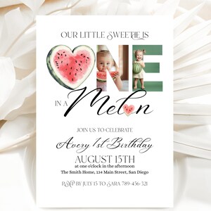 Puede incluir: Una tarjeta de invitación blanca con un tema de sandía. El texto dice "Our Little Sweetie is One in a Melon" con un corazón de sandía en acuarela y fotos de un bebé. Anuncia el primer cumpleaños de Avery el 15 de agosto.