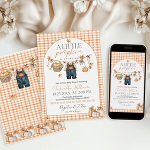Puede incluir: Invitaci&oacute;n a un baby shower con tem&aacute;tica oto&ntilde;al. La invitaci&oacute;n presenta el texto "A Little Pumpkin is on the Way" con ilustraciones de calabazas y petos. El dise&ntilde;o incluye un estampado de cuadros y se muestra en papel y un smartphone.