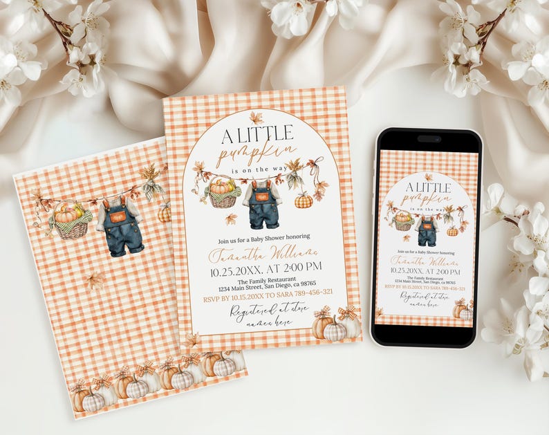 Puede incluir: Invitaci&oacute;n a un baby shower con tem&aacute;tica oto&ntilde;al. La invitaci&oacute;n presenta el texto "A Little Pumpkin is on the Way" con ilustraciones de calabazas y petos. El dise&ntilde;o incluye un estampado de cuadros y se muestra en papel y un smartphone.