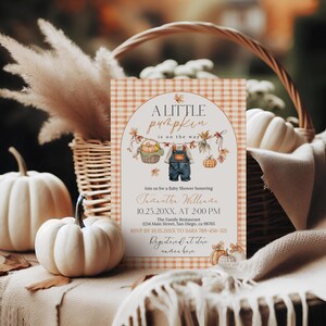 Puede incluir: Una invitaci&oacute;n a un baby shower con tem&aacute;tica oto&ntilde;al. La invitaci&oacute;n presenta el texto "A Little Pumpkin is on the Way" con ilustraciones de calabazas y petos. La invitaci&oacute;n est&aacute; rodeada de calabazas y una cesta de mimbre.