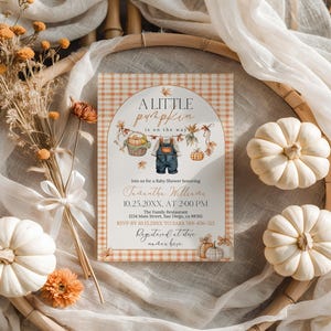 Puede incluir: Invitaci&oacute;n a un baby shower con tem&aacute;tica de calabaza. La invitaci&oacute;n presenta el texto "A Little Pumpkin is on the way" e incluye los detalles del evento. El dise&ntilde;o incorpora calabazas, follaje de oto&ntilde;o y un patr&oacute;n de cuadros vichy.