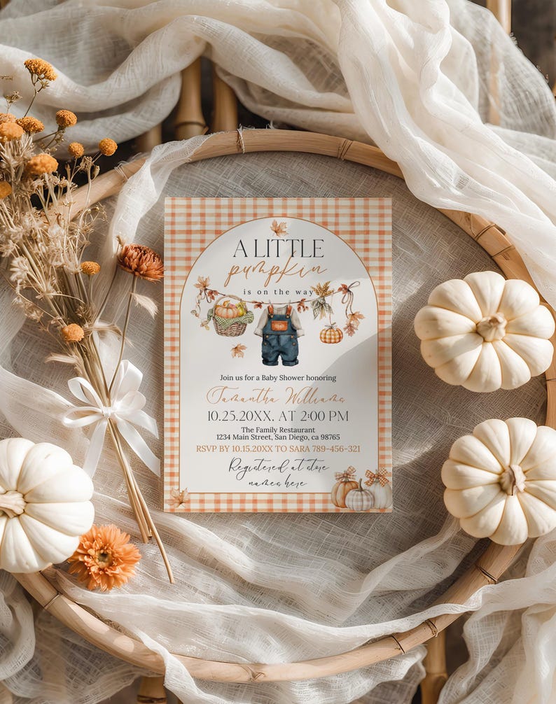 Puede incluir: Invitaci&oacute;n a un baby shower con tem&aacute;tica de calabaza. La invitaci&oacute;n presenta el texto "A Little Pumpkin is on the way" e incluye los detalles del evento. El dise&ntilde;o incorpora calabazas, follaje de oto&ntilde;o y un patr&oacute;n de cuadros vichy.