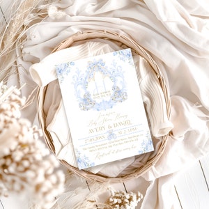 Op de afbeelding: Een blauwe en gouden babyborrel uitnodiging met een bloemenontwerp. De tekst luidt "Doe mee met ons voor een Babyborrel ter ere van Avery & David 27.05.20XX van 14:00 tot 15:00 uur De Familie Residentie 1234 Main Street, San Diego, CA 8765. RSVP v&oacute;&oacute;r 15 mei aan Sara 789-456-320 Geregistreerd bij stay away biz"