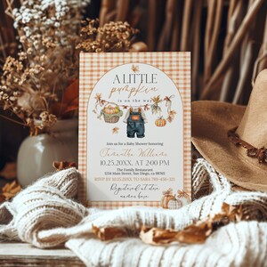 Puede incluir: Una invitaci&oacute;n a un baby shower con tem&aacute;tica oto&ntilde;al. El dise&ntilde;o presenta un fondo a cuadros, un arco con el texto "A Little Pumpkin is on the Way" e ilustraciones de calabazas y petos. La invitaci&oacute;n incluye los detalles del evento.