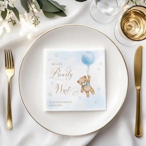 Tovaglioli di carta per baby shower We Can Bearly Wait, decorazioni stampabili per baby shower a tema orso, modello digitale modificabile con palloncino blu orso