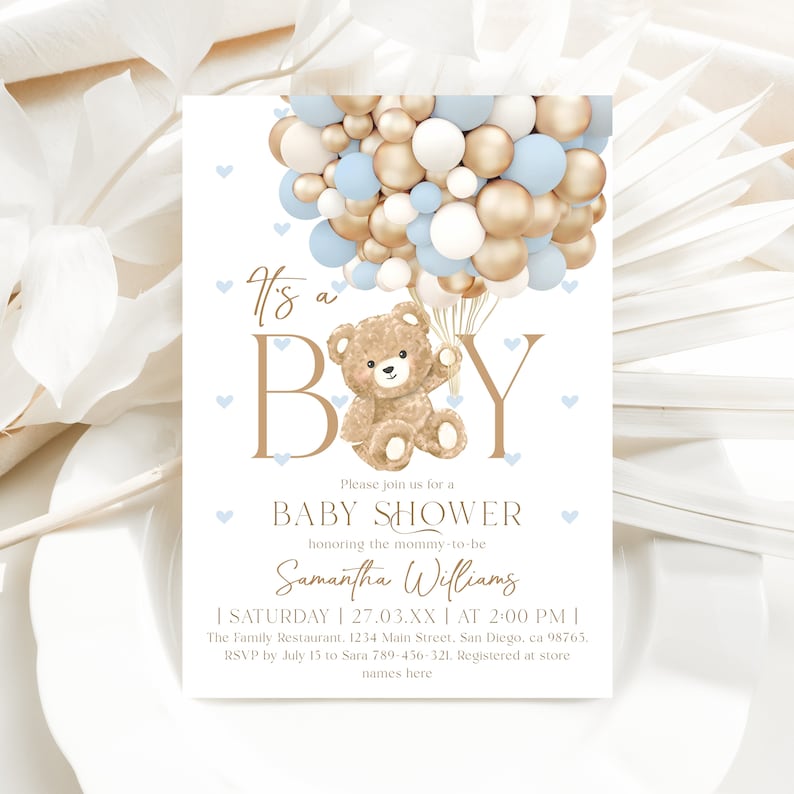 K&ouml;nnte beinhalten: Eine Babyparty-Einladung mit dem Text "It's a Boy" und einem Teddyb&auml;ren, der blaue, goldene und wei&szlig;e Ballons h&auml;lt. Die Einladung enth&auml;lt das Datum, die Uhrzeit und den Ort der Party. RSVP-Informationen sind ebenfalls enthalten.