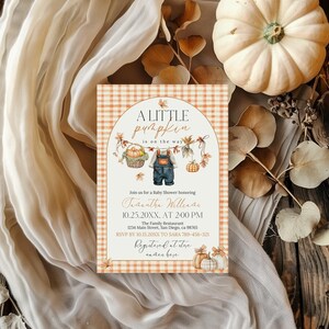 Puede incluir: Una invitaci&oacute;n a un baby shower con tem&aacute;tica oto&ntilde;al. La invitaci&oacute;n presenta el texto "A Little Pumpkin is on the Way" e incluye detalles para un baby shower. El dise&ntilde;o incorpora calabazas, petos y un estampado de cuadros vichy.