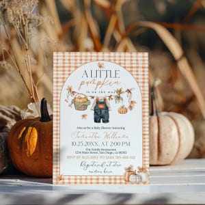 Puede incluir: Una invitaci&oacute;n a un baby shower con tem&aacute;tica oto&ntilde;al. El dise&ntilde;o presenta un fondo de cuadros vichy y el texto "A Little Pumpkin is on the Way". Los elementos decorativos incluyen calabazas, hojas y un atuendo de beb&eacute;. La invitaci&oacute;n incluye detalles del evento.