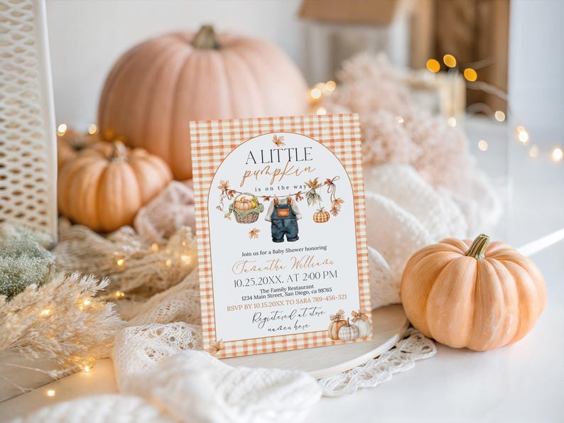 Puede incluir: Una invitaci&oacute;n a un baby shower con tem&aacute;tica oto&ntilde;al. La invitaci&oacute;n presenta el texto "A Little Pumpkin is on the Way" e incluye los detalles del evento. El dise&ntilde;o incorpora calabazas, follaje oto&ntilde;al y un patr&oacute;n de cuadros. Varias calabazas de diferentes tama&ntilde;os est&aacute;n en el fondo.