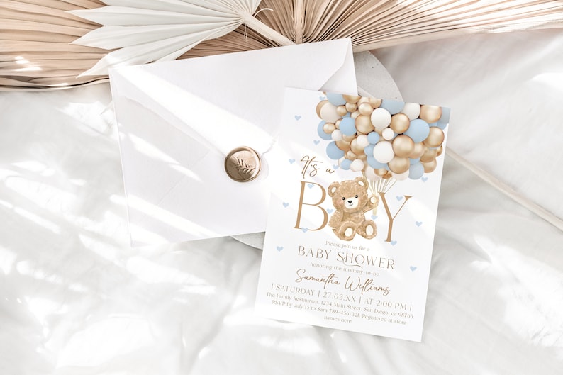 K&ouml;nnte beinhalten: Eine Babyparty-Einladung mit dem Text "Es ist ein Junge" und einem Teddyb&auml;r, der einen Ballon h&auml;lt. Die Einladung ist mit blauen und goldenen Ballons und Herzen verziert. Der Text auf der Einladung lautet "Es ist ein Junge" und "Bitte feiern Sie mit uns eine Babyparty zu Ehren der werdenden Mutter Samantha Williams Samstag | 27.03.XX | um 14:00 Uhr The Family Restaurant, 1214 Main Street, San Diego, CA 92173 RSVP bis zum 11. Juli an Sara 760-428-1234.  Nur Absagen an sara.com.  Weitere Informationen finden Sie hier"