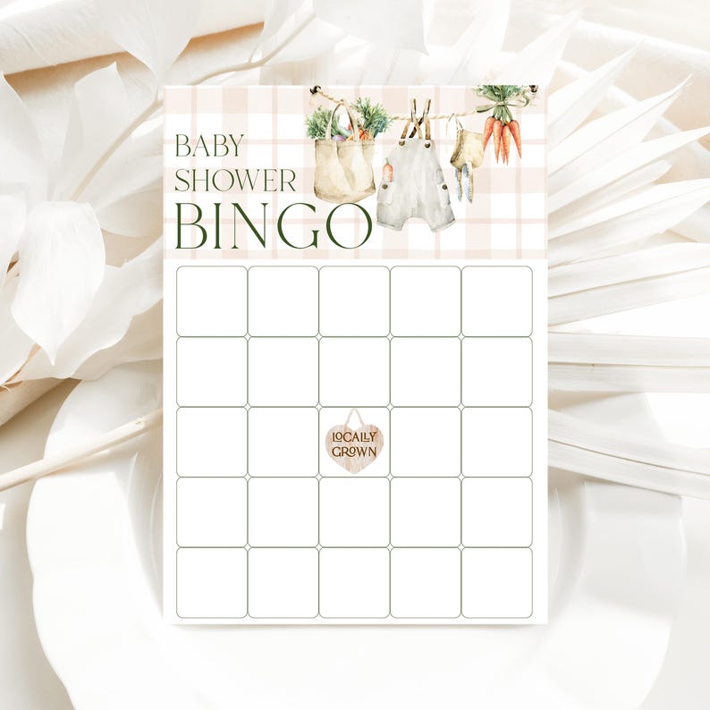 Może przedstawiać: Drukowana karta do gry w bingo na baby shower z r&oacute;żowo-białym tłem w kratkę. Karta ma tytuł "Baby Shower Bingo" i przedstawia szereg ilustracji ubranek dla dzieci i warzyw wiszących na sznurku. Centralne pole ma znak w kształcie serca z napisem "Lokalnie uprawiane".