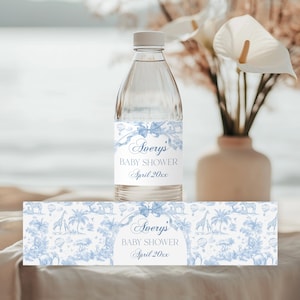 Op de afbeelding: Blauwe en witte waterfleslabels met een speels ontwerp met een luchtballon, een giraffe en palmbomen. De tekst op het label luidt "Avery's Baby Shower April 20xx".
