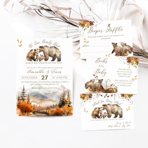 Pode incluir: Um conjunto de convites e cartões para chá de bebé com tema de floresta. O convite apresenta uma família de ursos e o texto "We Can Bearly Wait". Outros cartões incluem "Diaper Raffle", "Books for Baby" e "Thank You Beary Much".