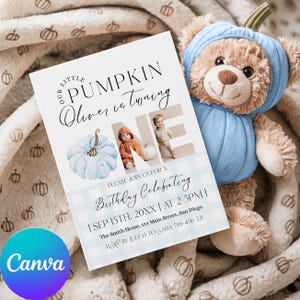 Può includere: Un invito di compleanno blu e bianco con il testo "Our Little Pumpkin Oliver is Turning ONE". L'invito include un'illustrazione di zucca ad acquerello e due foto. Un orsacchiotto con un costume da zucca blu è sullo sfondo.