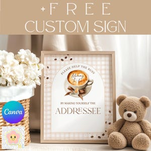 Könnte beinhalten: Ein gerahmtes Schild mit dem Text "PLEASE HELP THE BUSY Mommy to be BY MAKING YOURSELF THE ADDRESSEE." Das Schild zeigt eine Kaffeetassen-Illustration und ist von Kaffeebohnen umgeben. Oben im Bild steht "+ FREE CUSTOM SIGN."