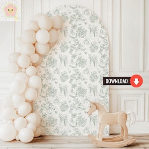 Peut inclure: Une arche blanche avec un motif floral vert et blanc. Le motif représente des montgolfières, des chevaux à bascule et des oiseaux. L'arche est décorée d'une guirlande de ballons blancs. Un cheval à bascule en bois se trouve au premier plan.