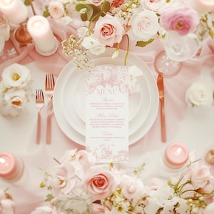 Op de afbeelding: Een romantische tafelsetting met witte borden, roségoud bestek en een menukaart. De tafel is versierd met roze rozen, kaarsen en een doorschijnende roze stof, wat een zachte en elegante sfeer creëert. De menukaart heeft een bloemenontwerp.