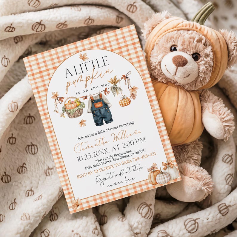 Puede incluir: Una invitaci&oacute;n a un baby shower con tem&aacute;tica de calabaza. La invitaci&oacute;n presenta el texto "A Little Pumpkin is on the Way" y los detalles del evento. Un oso de peluche con disfraz de calabaza est&aacute; junto a la invitaci&oacute;n sobre una manta suave.