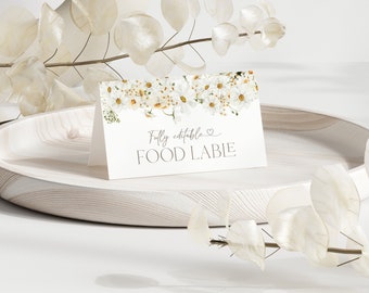 Op de afbeelding: Wit bloemmotief voedsellabel met de tekst "Fully editable FOOD LABIE" in grijs handschrift.