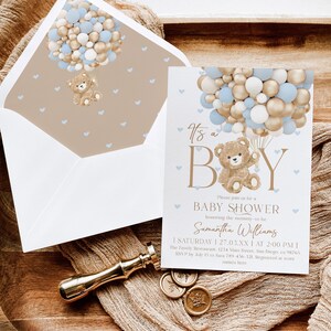 K&ouml;nnte beinhalten: Eine Babyparty-Einladung mit dem Text "It's a Boy" und einem Teddyb&auml;ren, der blaue, goldene und wei&szlig;e Ballons h&auml;lt. Die Einladung enth&auml;lt das Datum, die Uhrzeit und den Ort der Party. RSVP bis zum 15. Juli an Sara 789-456-321. Registriert im Gesch&auml;ft Namen hier.