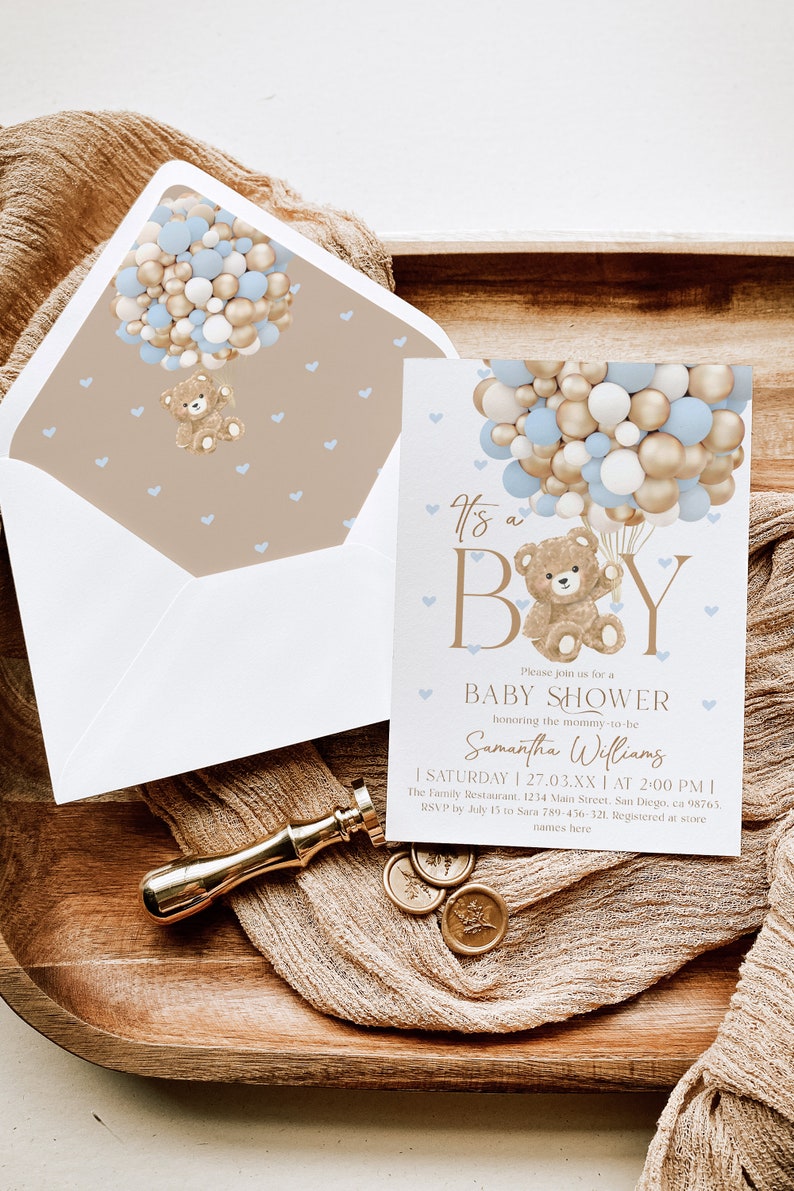 K&ouml;nnte beinhalten: Eine Babyparty-Einladung mit dem Text "It's a Boy" und einem Teddyb&auml;ren, der blaue, goldene und wei&szlig;e Ballons h&auml;lt. Die Einladung enth&auml;lt das Datum, die Uhrzeit und den Ort der Party. RSVP bis zum 15. Juli an Sara 789-456-321. Registriert im Gesch&auml;ft Namen hier.