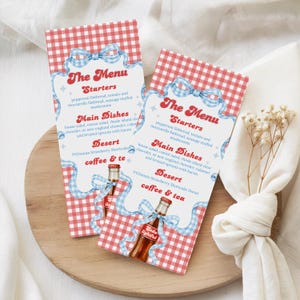 Op de afbeelding: Twee menukaarten met een rood-wit geblokt patroon en blauwe lintaccenten. De menu's bevatten voorgerechten, hoofdgerechten en dessertopties. Een flesillustratie met de tekst "Soda Lightful" is afgebeeld.