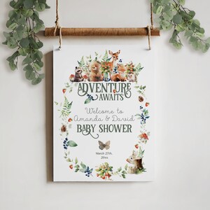 Signo de bienvenida editable del baby shower de animales del bosque, la aventura espera la decoración neutral de la fiesta, cartel imprimible de setas verdes de los amigos del bosque