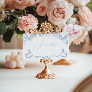 Stoffige blauwe chinoiserie plaatskaart babyshower, Franse toile bloemen babyshower naamkaartjes, bewerkbare sjabloon, tafelkaart babyshower