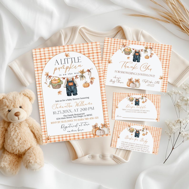 Puede incluir: Juego de invitaciones y tarjetas para baby shower con tem&aacute;tica oto&ntilde;al. La invitaci&oacute;n presenta el texto "A Little Pumpkin is on the Way" con ilustraciones de calabazas y petos. Las tarjetas incluyen mensajes como "Thank You", "Diaper Raffle" y "Books for Baby".