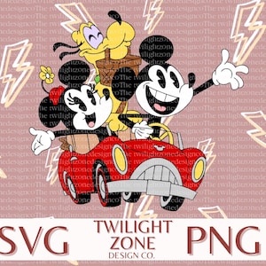 Może przedstawiać: Ilustracja z kreskówki przedstawiająca Myszka Miki, Minnie i Pluto w czerwonym samochodzie. Obraz zawiera tekst "SVG" i "PNG" z "TWILIGHT ZONE DESIGN CO." poniżej postaci. Tło jest jasno-różowe z wzorami błyskawic.