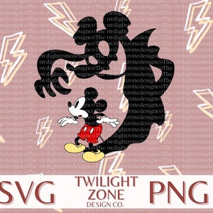Könnte beinhalten: Schwarz-weiße Silhouette von Mickey Mouse mit dem Schatten eines Monsters dahinter. Der Hintergrund ist ein rosa Muster aus gelben Blitzen. Der Text "SVG TWILIGHT ZONE PNG DESIGN CO." befindet sich am unteren Rand des Bildes.