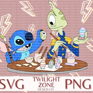Puede incluir: Un personaje azul Stitch y un personaje extraterrestre verde están pintando huevos de Pascua. Stitch sostiene un pincel y un huevo verde. El extraterrestre sostiene un pincel y un huevo a rayas azul y blanco. Ambos personajes están sentados en una mesa con suministros de pintura y huevos de Pascua.