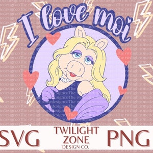 May include: A purple and pink circle with a white outline contains a cartoon image of Miss Piggy wearing a purple and black dress and a pearl necklace. The text "I love moi" is written in a pink and purple font above the circle. The background is a light brown with a pattern of yellow lightning bolts.