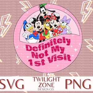 Op de afbeelding: Een roze afbeelding met Disney-personages: Mickey Mouse, Minnie Mouse, Donald Duck, Daisy Duck, Goofy en Pluto. De tekst "Definitely Not My 1st Visit" staat in het roze. Het ontwerp bevat de teksten "SVG" en "PNG".